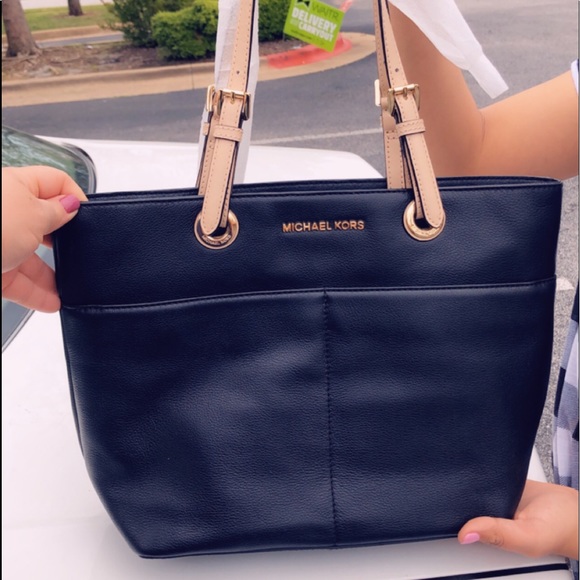 Authentic MK purse 👜 - Picture 2 of 2